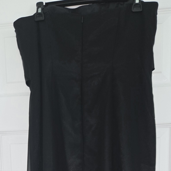 Elegant Strapless Black Gown - Picture 4 of 4